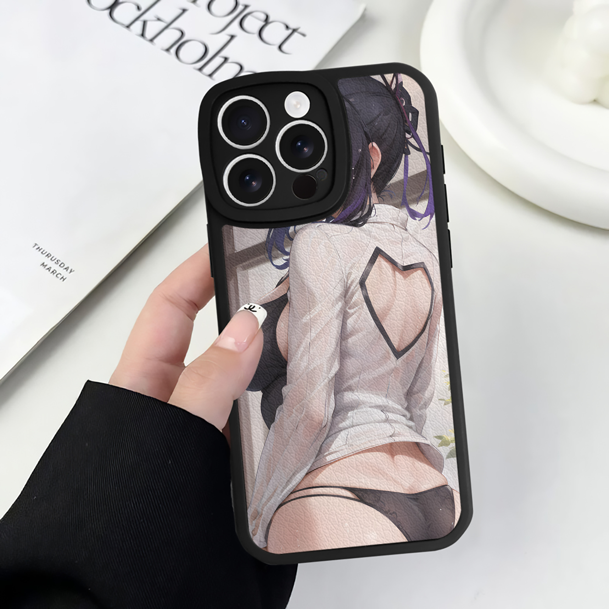 （画像用） 鬼滅の刃（きめつのやいば）蟲柱-胡蝶 しのぶ／こちょう しのぶ Kochou Shinobu 【iPhone 16シリーズ対応】シリコンスマホケース（レザー調） 材質：シリコン